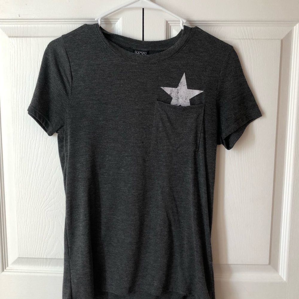 dark gray t shirt